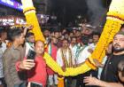 ढोल ताशाच्या गजरात मिरवणूक, फुलांची उधळण करत स्वागत अन् औक्षण करून दिले आशीर्वाद