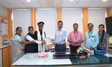 महानगरपालिकेच्या वतीने भारतीय सैन्यात लेफ्टनंट पदी झालेल्या निवडीबद्दल शहरातील चिंतामण बुरसे यांचा सन्मान.