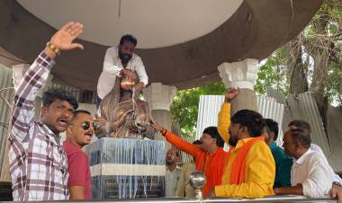 पुण्यश्लोक अहिल्यादेवी होळकर प्रबोधन पर्वाचे उद्घाटन लाखों रुपये खर्चून केले.. परंतु स्मारकाकडे दुर्लक्ष स्मारकाला दुध अभिषेक करुन आयुक्त शेखर सिंह व  प्रशासनाचा जाहीर निषेध.  