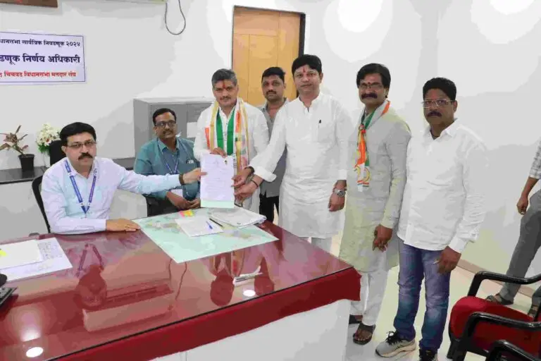 शक्ती प्रदर्शन करत महाविकास आघाडीचे उमेदवार राहुल कलाटे यांच्या  रॅलीत युवकांचा लक्षणीय सहभाग