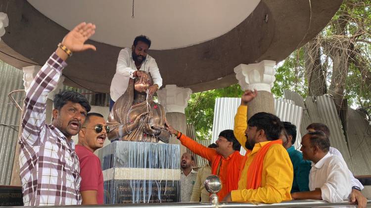 पुण्यश्लोक अहिल्यादेवी होळकर प्रबोधन पर्वाचे उद्घाटन लाखों रुपये खर्चून केले.. परंतु स्मारकाकडे दुर्लक्ष स्मारकाला दुध अभिषेक करुन आयुक्त शेखर सिंह व  प्रशासनाचा जाहीर निषेध.  