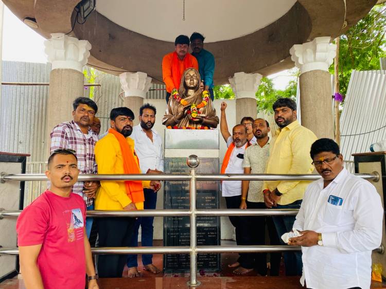 पुण्यश्लोक अहिल्यादेवी होळकर प्रबोधन पर्वाचे उद्घाटन लाखों रुपये खर्चून केले.. परंतु स्मारकाकडे दुर्लक्ष स्मारकाला दुध अभिषेक करुन आयुक्त शेखर सिंह व  प्रशासनाचा जाहीर निषेध.  